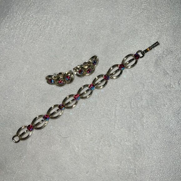 Beautiful brooch ,clip on earrings and bracelet set - Picture 1 of 4